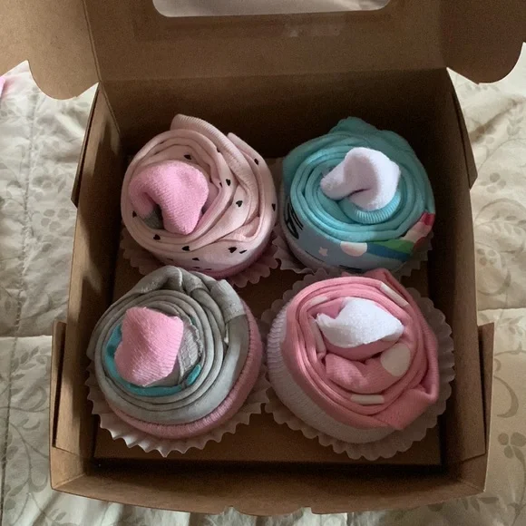 🧁Baby Girl Onesies & Socks “CUPCAKES!” Baby Girl Gift Set - 4ct Box - Picture 4 of 11